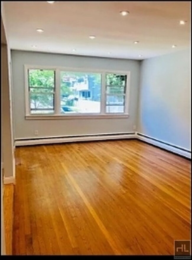 Building Photo - 3 Bed 1 Bath House - Vanderbilt Avenue - P...