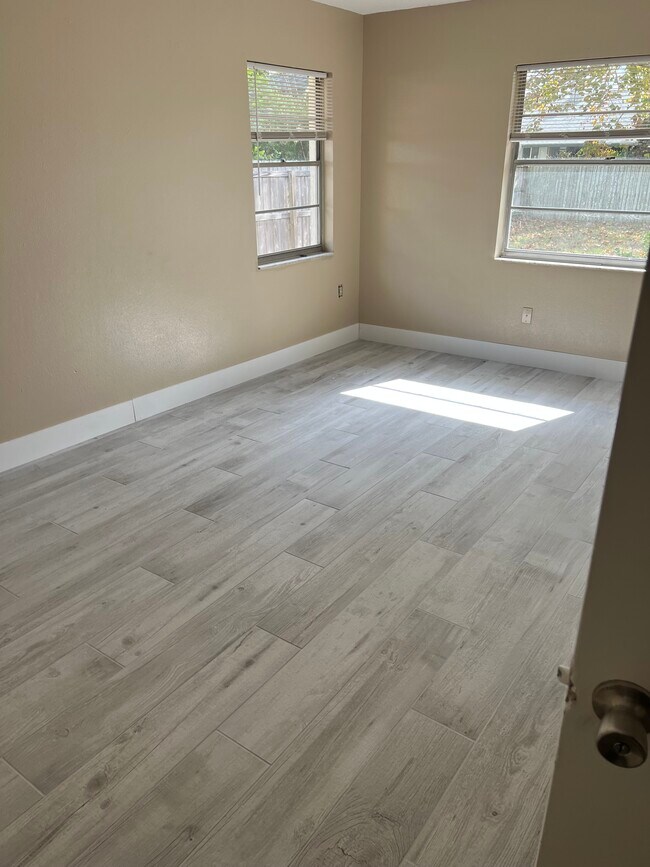 Building Photo - 6261 Silver Glen Ct