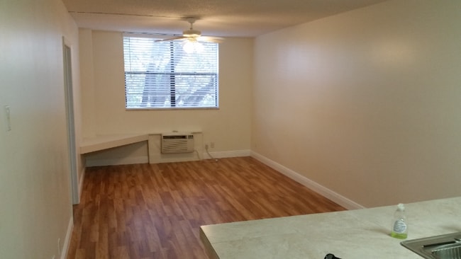Building Photo - 2501 Riverside Dr