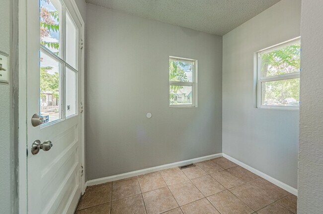 Building Photo - Lovely Home in Cole/Hyde Park Neighborhood!