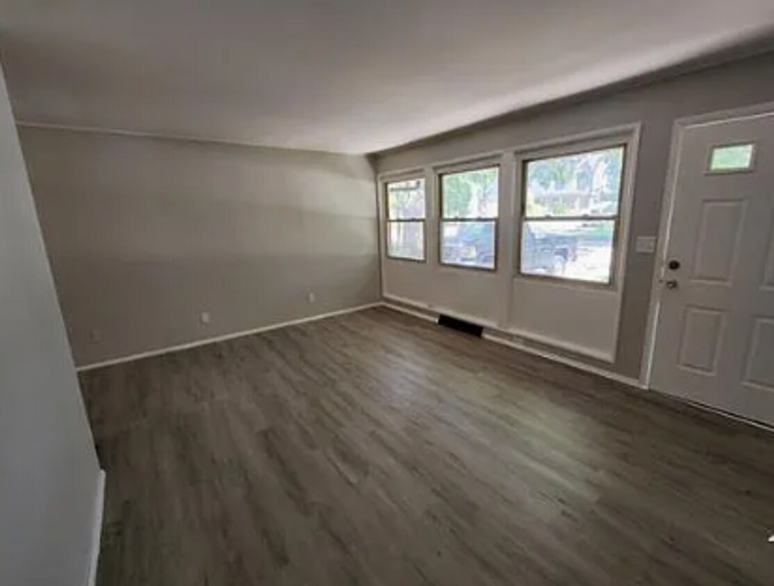 Building Photo - Available November 2025. 3 bedroom, 1 bath...
