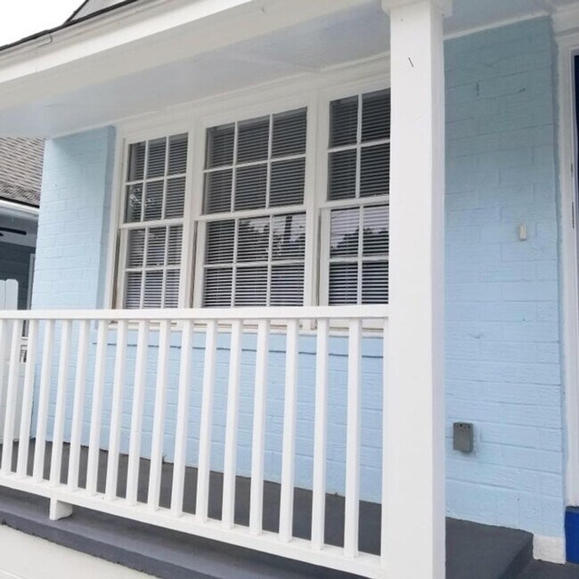 Building Photo - Available 8/1. Beautiful 3 BR/2 BA Home in...