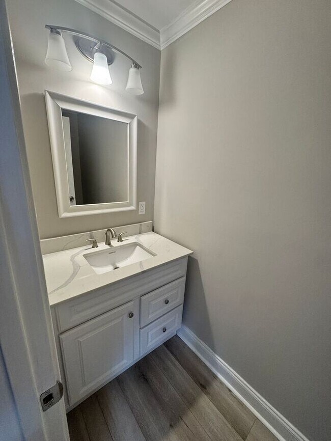 Foto del edificio - 4 bedroom 2.5 bath with large yard and in ground pool