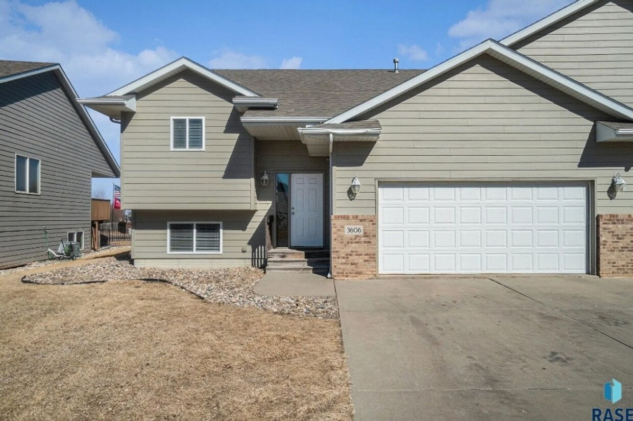 Primary Photo - Spacious 5BR 3 Bath Townhome in Sioux Falls