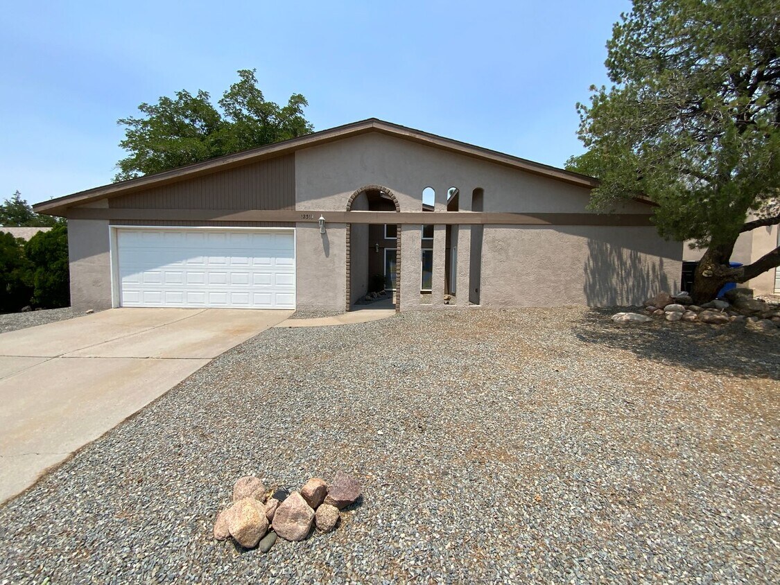 Foto principal - 3 Bedroom Single Story Home Available Near...