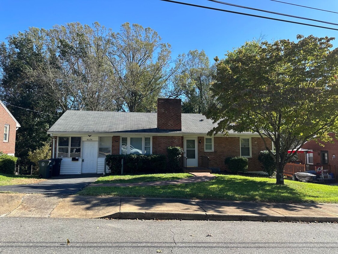 Primary Photo - Spacious brick house in Lynchburg! Move in...