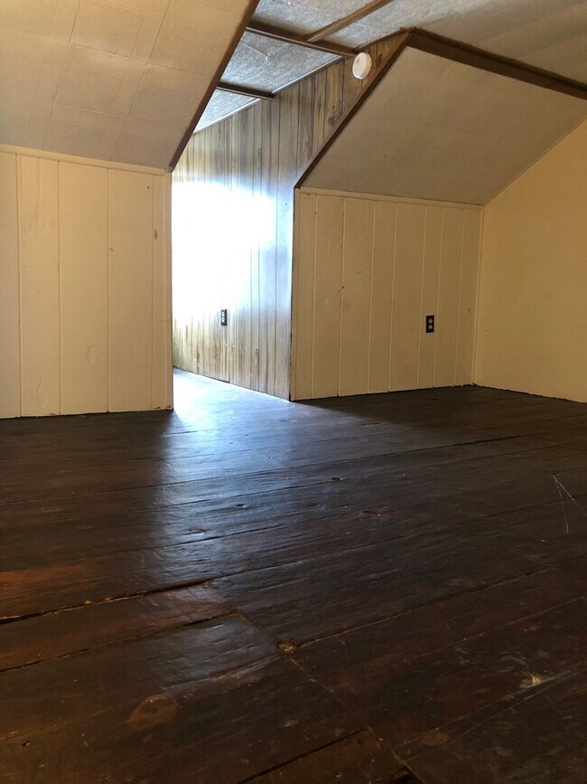 Building Photo - Available Now! 2 Bedroom House- York City SD