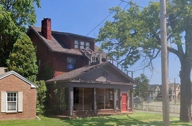 Building Photo - 145 E Wallace Ave