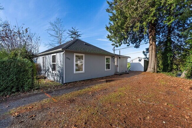 Building Photo - CUTE AND COZY THREE BEDROOM