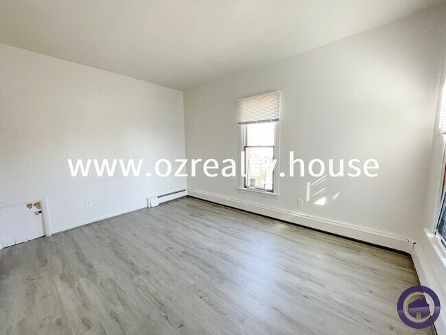 Foto del edificio - 215 E Reed Ave