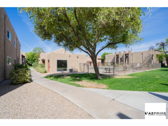 Foto del edificio - Settle Into this Beautifully Refreshed 2/1 Phoenix Condo in the Desirable Arcadia Area.