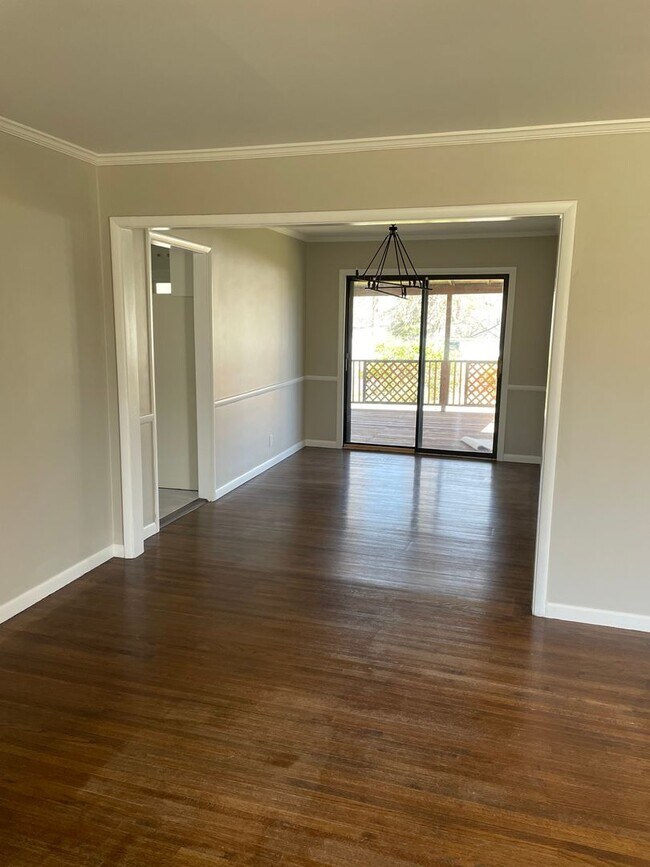 Building Photo - Darling Midtown Charmer! 3 bed 1 bath - NE...