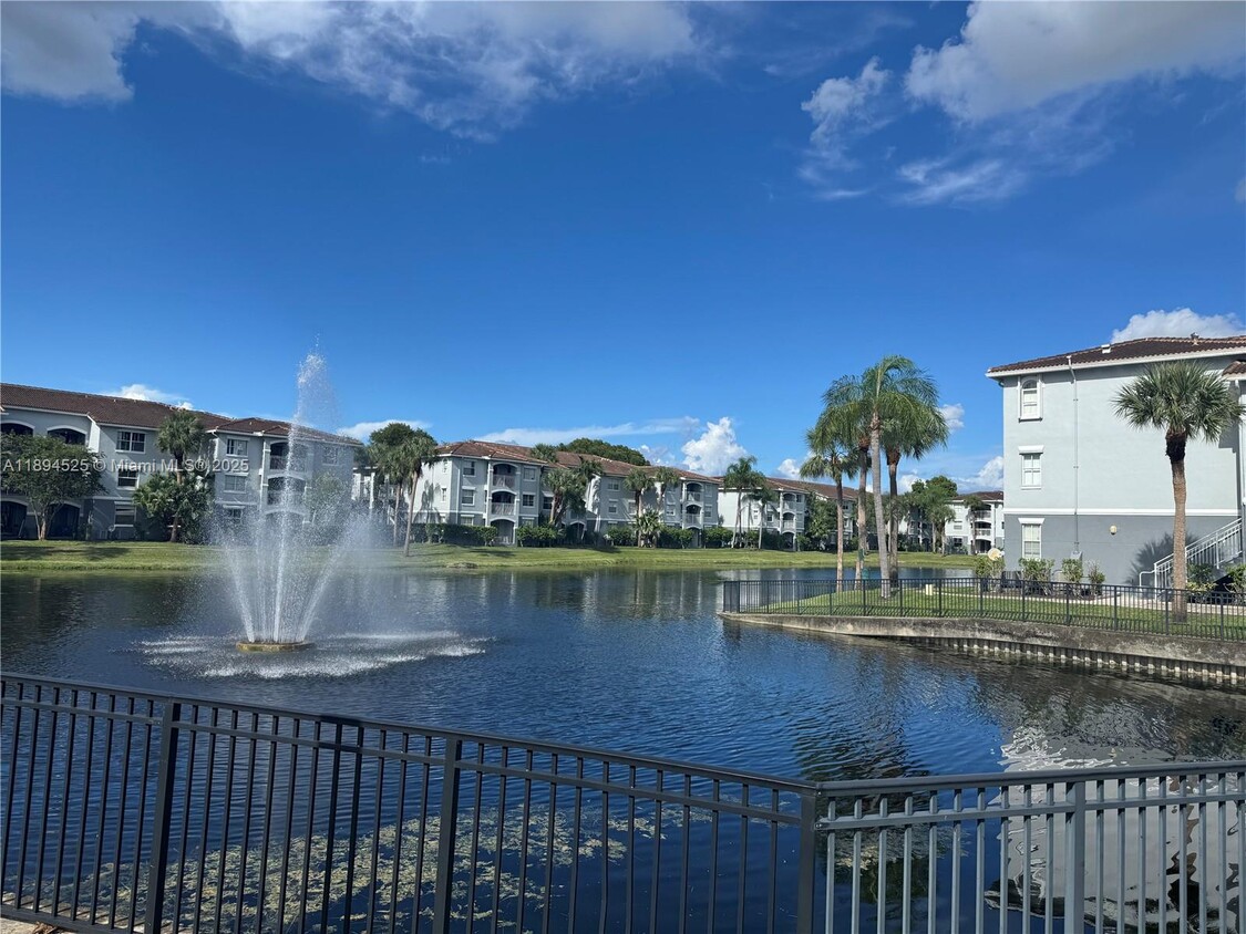 Foto principal - 9650 NW 2nd St