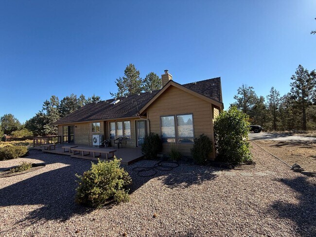 Foto del edificio - County Setting in NW Bend - 3 Bedroom / 2 Bathroom - PENDING APPLICATION