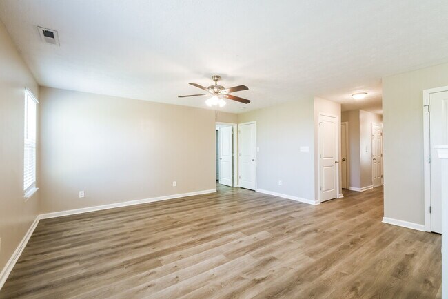 Building Photo - 15298 Royal Grove Dr
