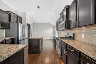 Building Photo - 18739 Laurel Hills Dr