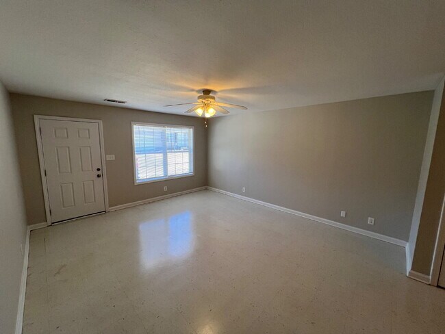 Foto del edificio - 9101 Pembroke Oak Grove Rd