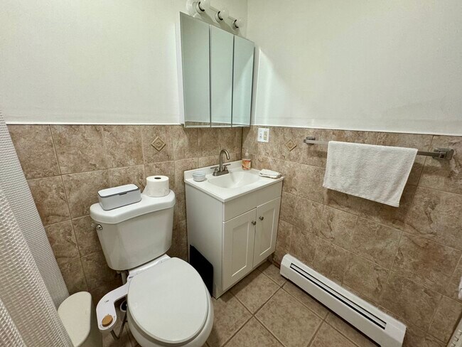 1 full bathroom with standard bathtub - 138 Race St