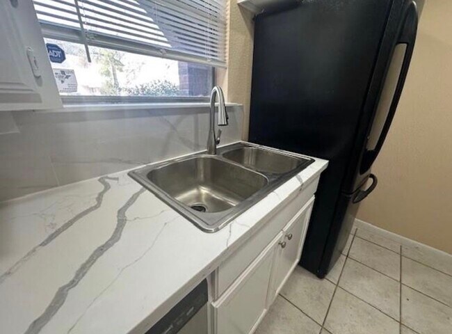 Foto del edificio - 5921 Arncliffe Dr