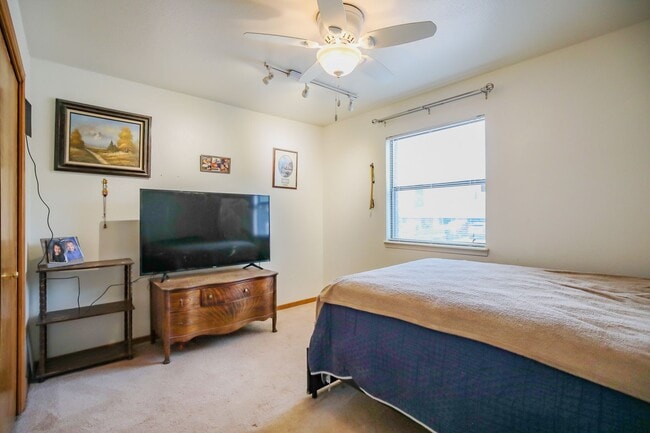 Building Photo - Spacious 3 Bedroom 2 bath with Solar Panels