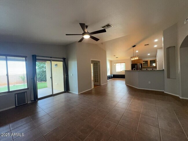 Foto del edificio - 4651 Big Bend St