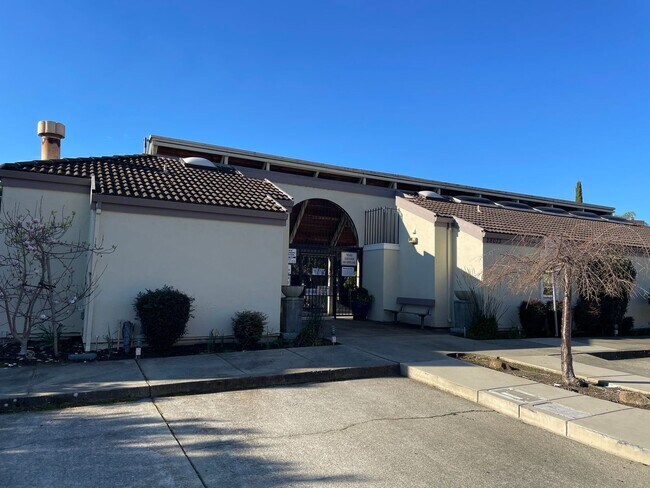 Building Photo - Desirable Area in the Hayward Hills - Available Now!!!!