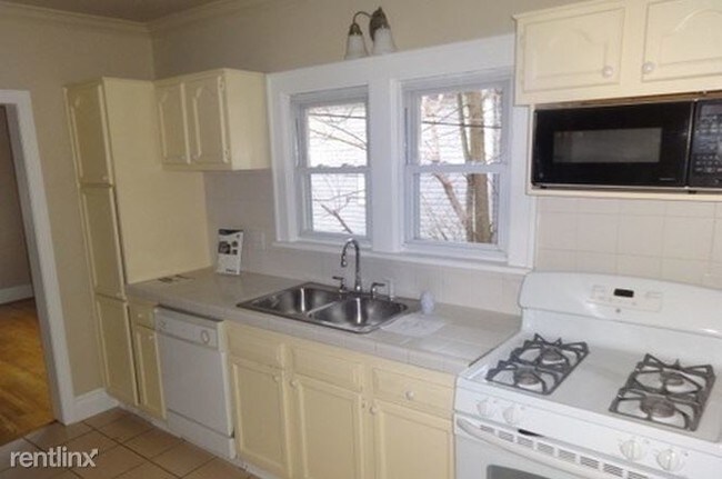 Building Photo - 17616 Oakwood Dr