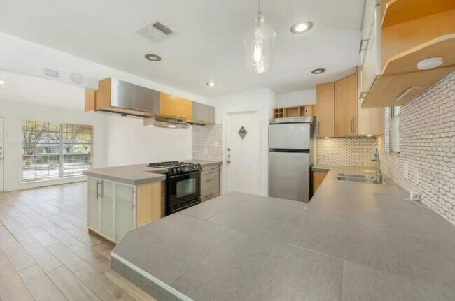 Foto del edificio - 4904 Enchanted Ln