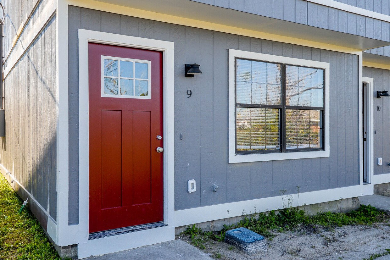 Foto principal - 4898 E 11th St