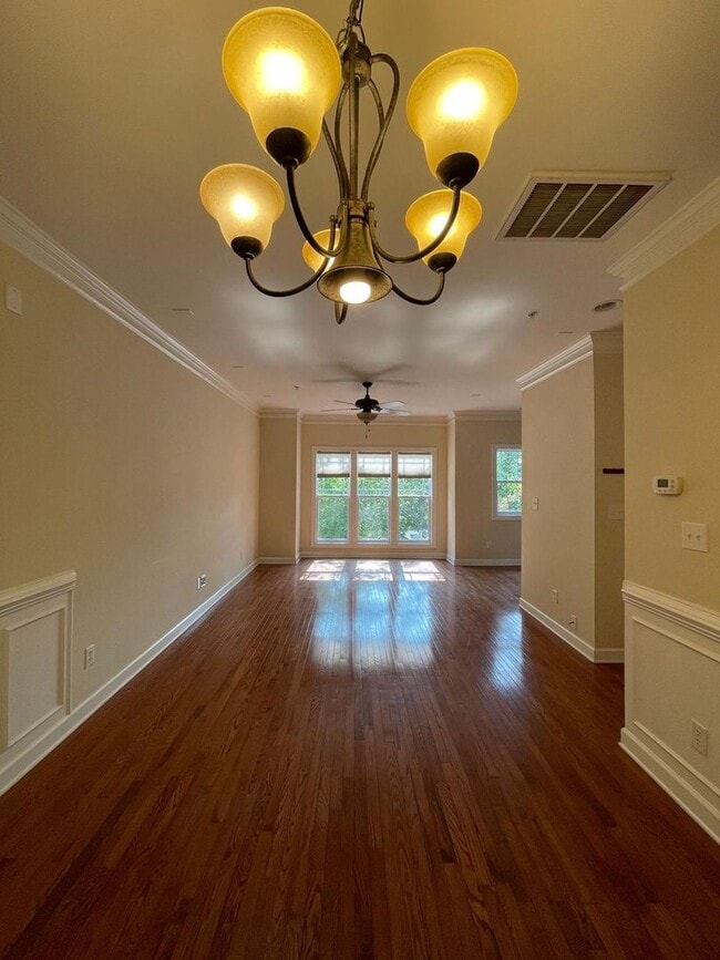 Building Photo - Beautiful 2 bed/2.5 bath end unit townhous...
