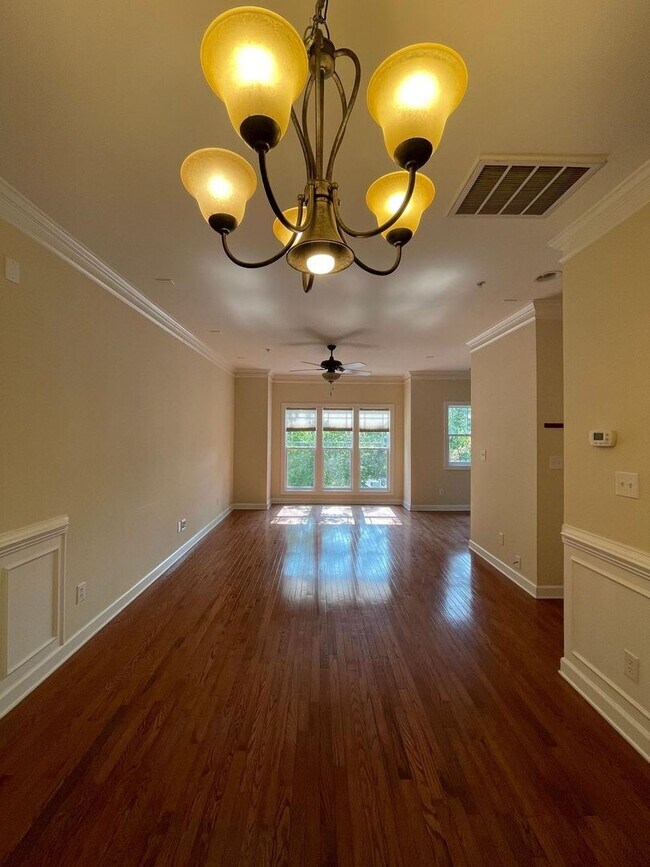 Foto del edificio - Beautiful 2 bed/2.5 bath end unit townhous...