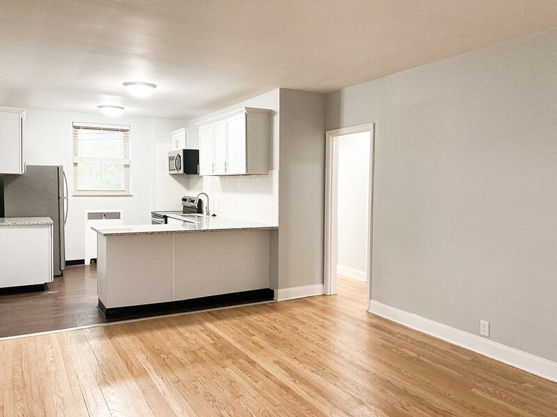Primary Photo - 825 Iroquois Ave
