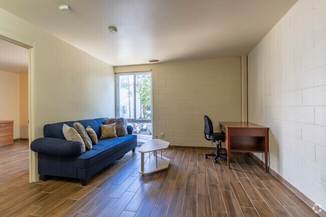 1 habitación, 1 baño - 650 pies cuadrados - Actualizado - Sala de estar/comedor - Tradewind Apartments