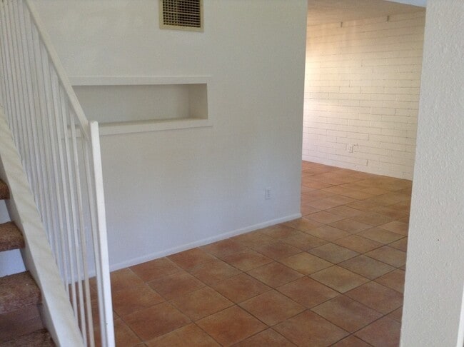 Foto del edificio - Bright 2 story 2br, 1b, 875sq. ft townhous...