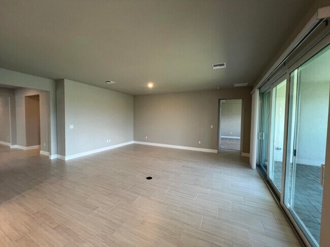 Building Photo - 6313 Cloverdale Ave