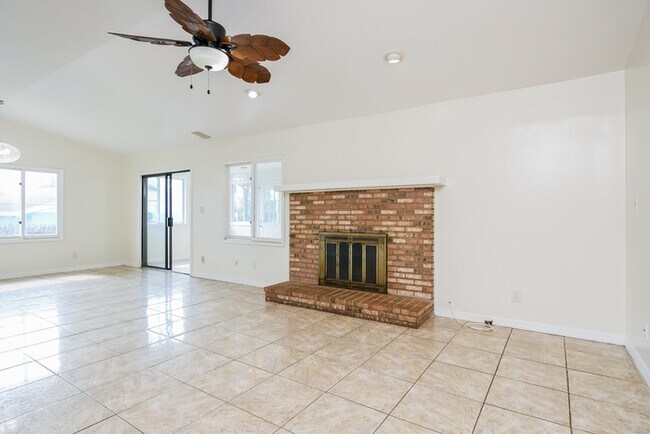 Foto del edificio - Beautiful 3-Bedroom with Pool