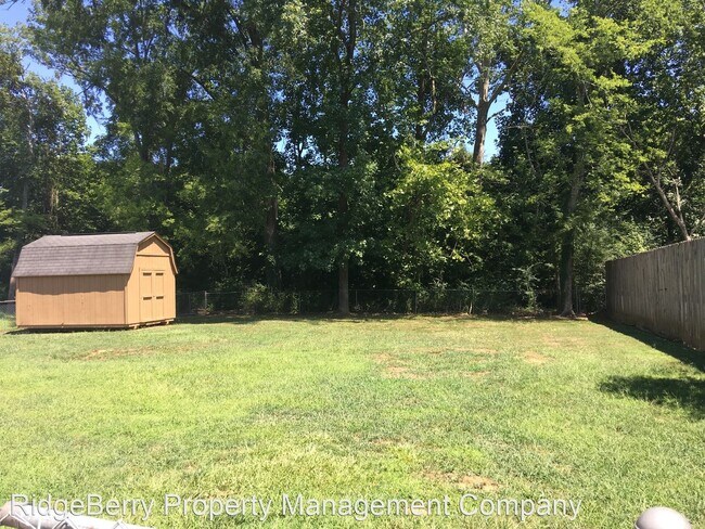 Building Photo - 3 br, 1 bath House - 2 Van Tassel Dr.