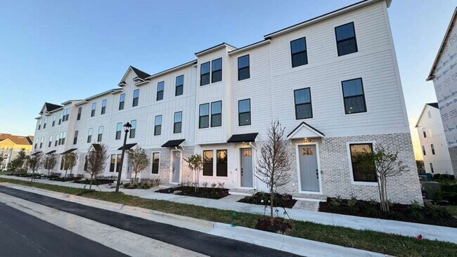 Foto del edificio - 15244 Groveside Rd