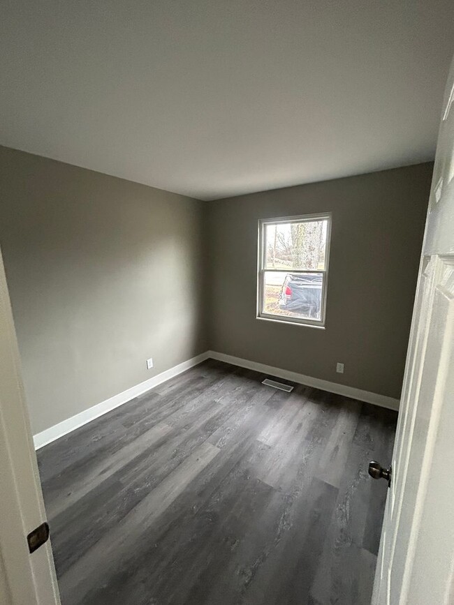 Building Photo - Recently renovated 3 bedroom home on the S...