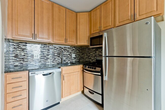 Building Photo - 1824 N Lincoln Park W