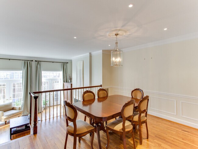 Foto del edificio - 4369 Westover Pl NW