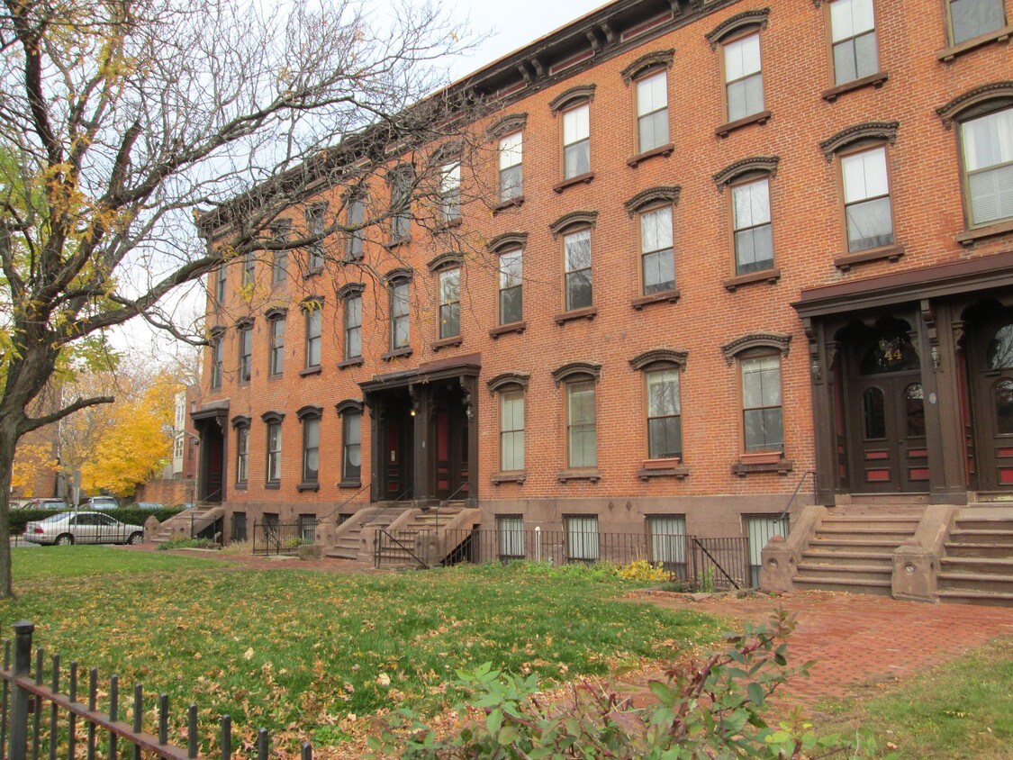 Beautiful Brownstone at Buckingham! - 52 Buckingham St