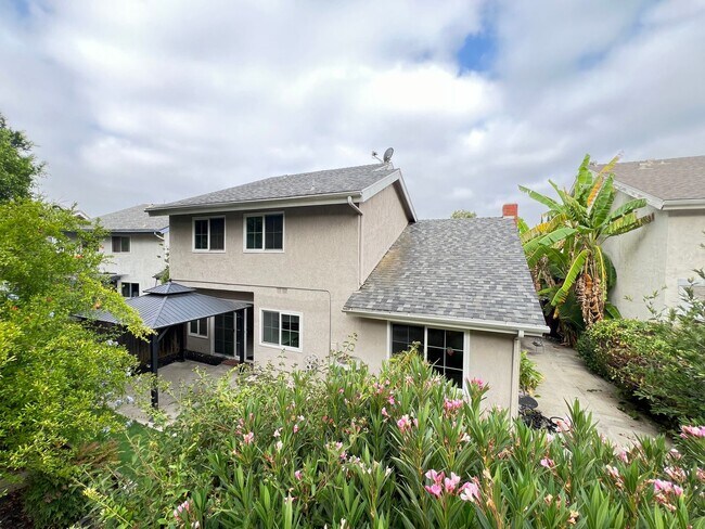 Foto del edificio - Lovely 4 Bed 3 Bath Brea Home With SOLAR