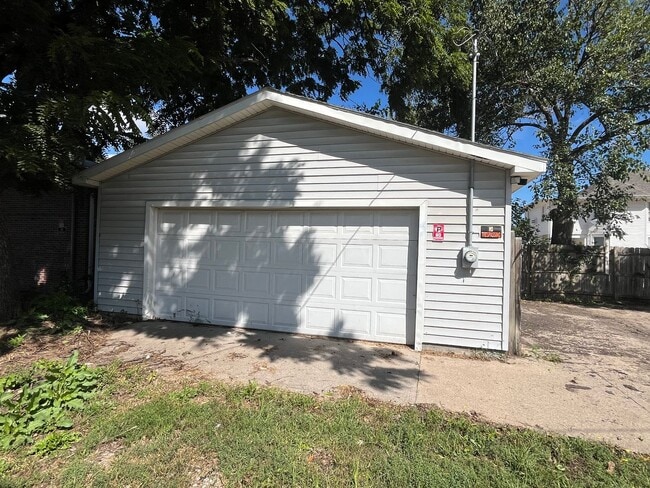 Building Photo - 3 Bed 1.5 Bath- 2 Car Garage