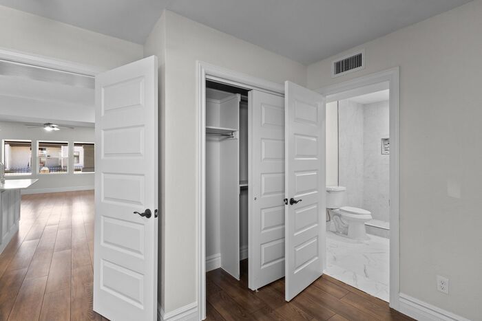Foto principal - Stunning 2BR/1.5BA in Five Points — only $...