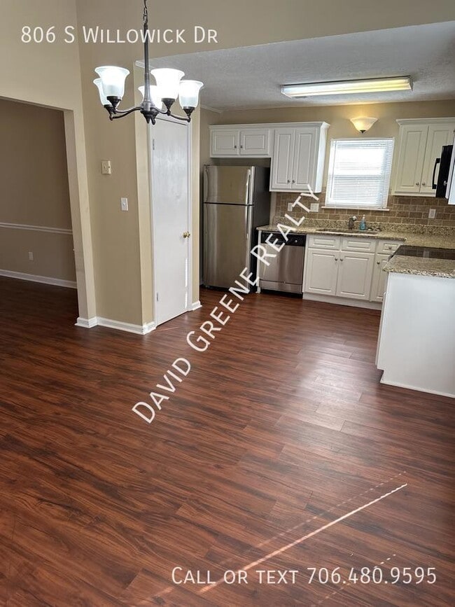 Building Photo - 806 S Willowick Dr