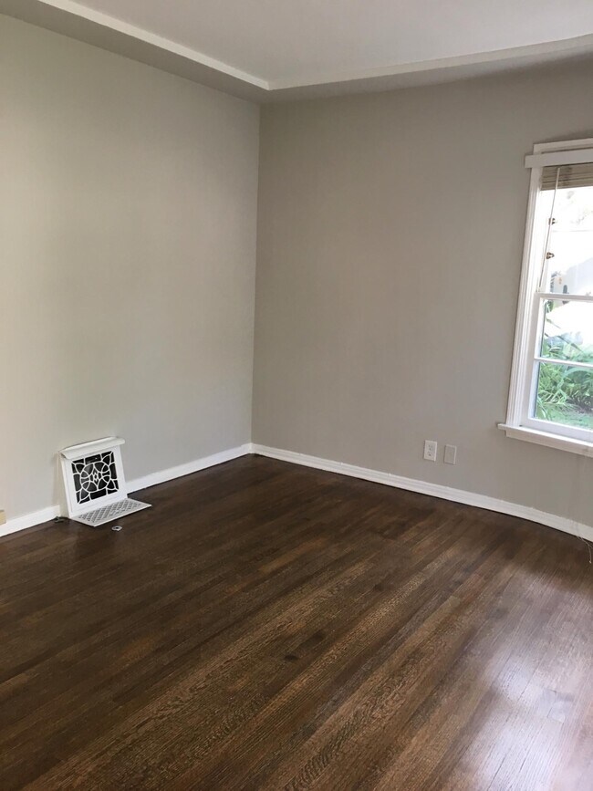 Living room facing - 418 N Maple Dr