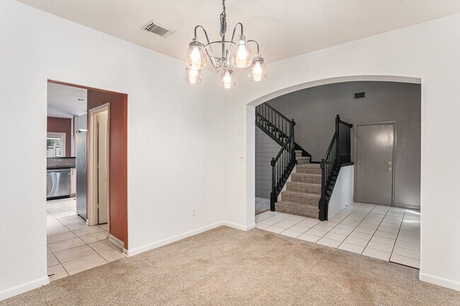 Building Photo - 2635 Lakehills St