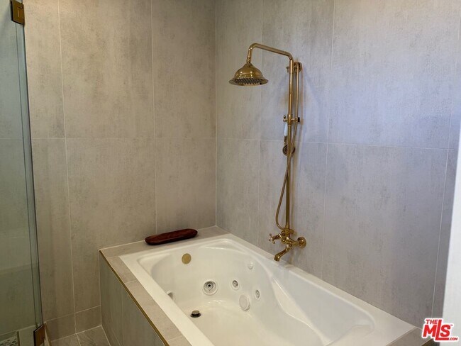 Foto del edificio - 1222 N Virgil Ave