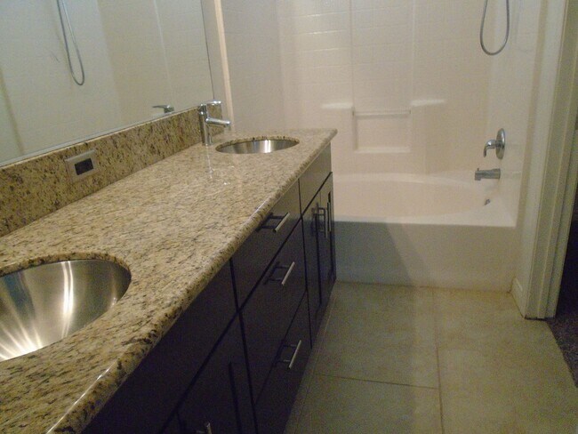 Foto del edificio - MOVE IN SPECIAL $3397.50 MOVES YOU IN!